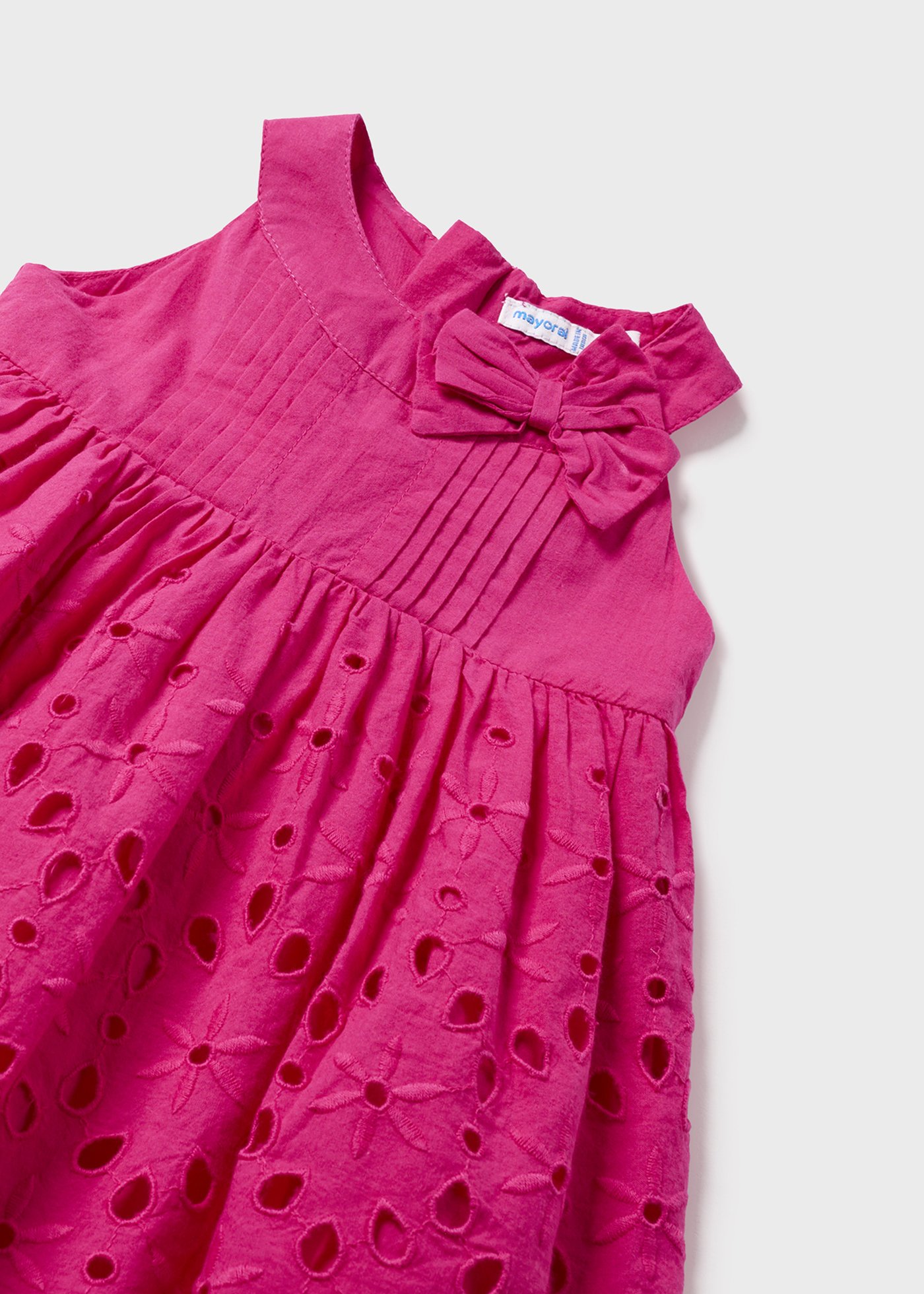 Vestido infantil com saia de algodão perfurada