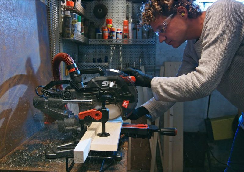 SKIL - 1310AA - Afkortzaag - 216 mm - 1600 Watt - Met Trekfunctie en Laser
