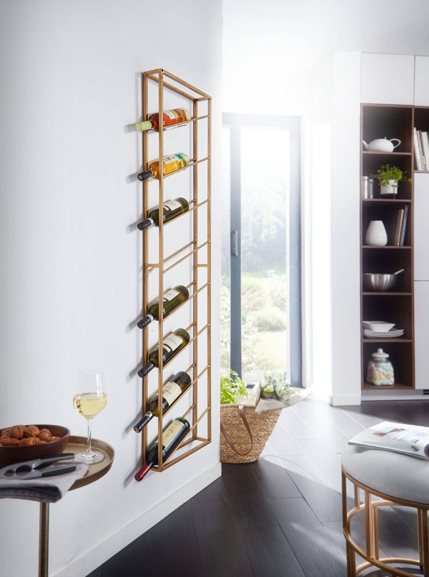KADIMA DESIGN Weinregal STILVIN: Wandmontage, 8 Flaschen, 36x150x8 cm, pulverbeschichtetes Eisen, handgefertigt, 15 kg Belastbarkeit.