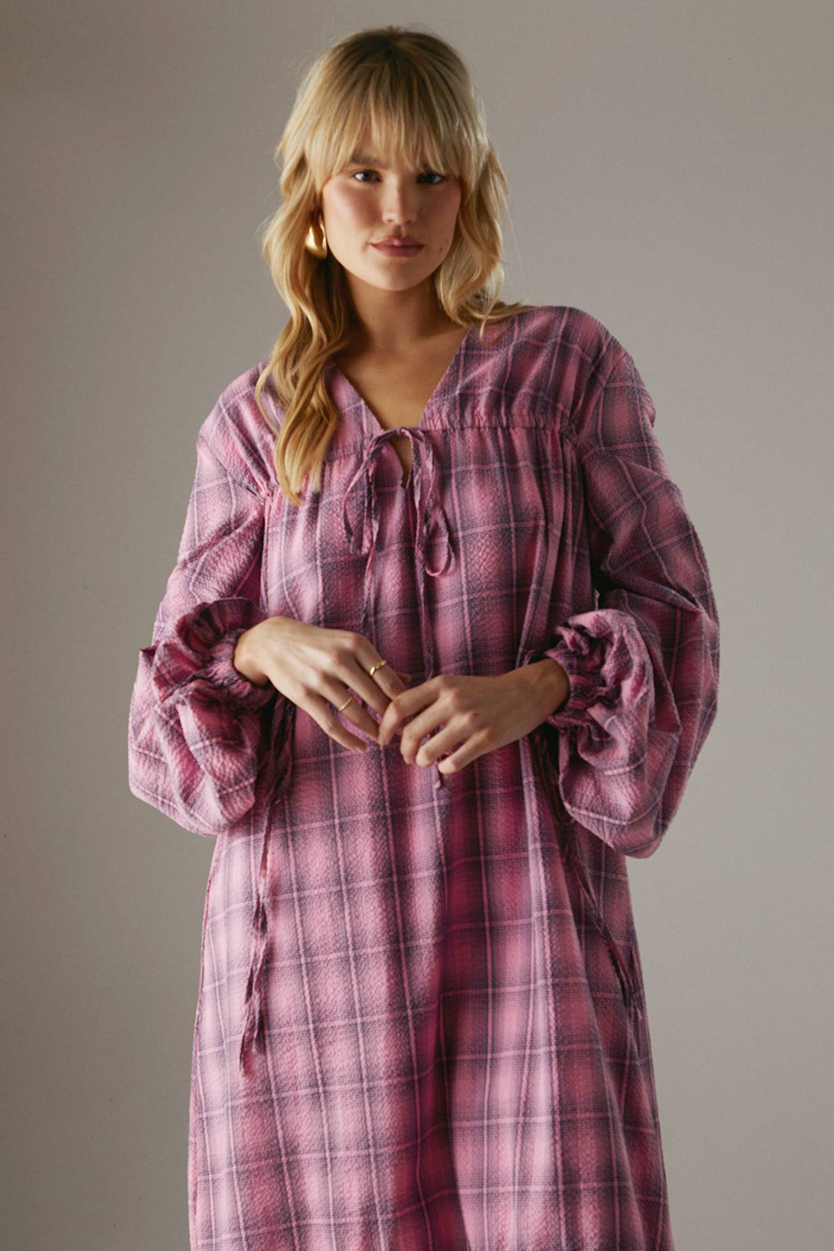 Warehouse Robe Smock Mi-Longue à Carreaux avec Détails de Fronces