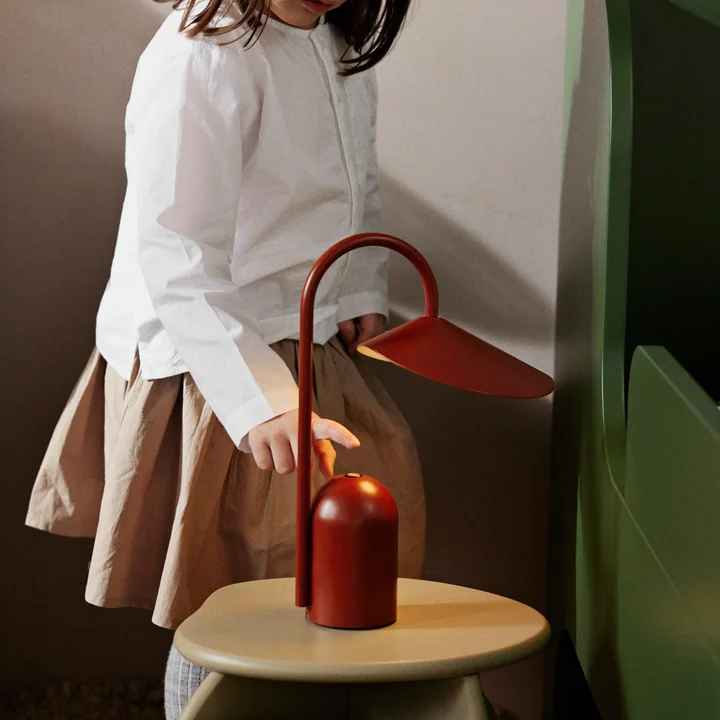 Ferm Living - Arum Akku LED-Tischleuchte, sienna