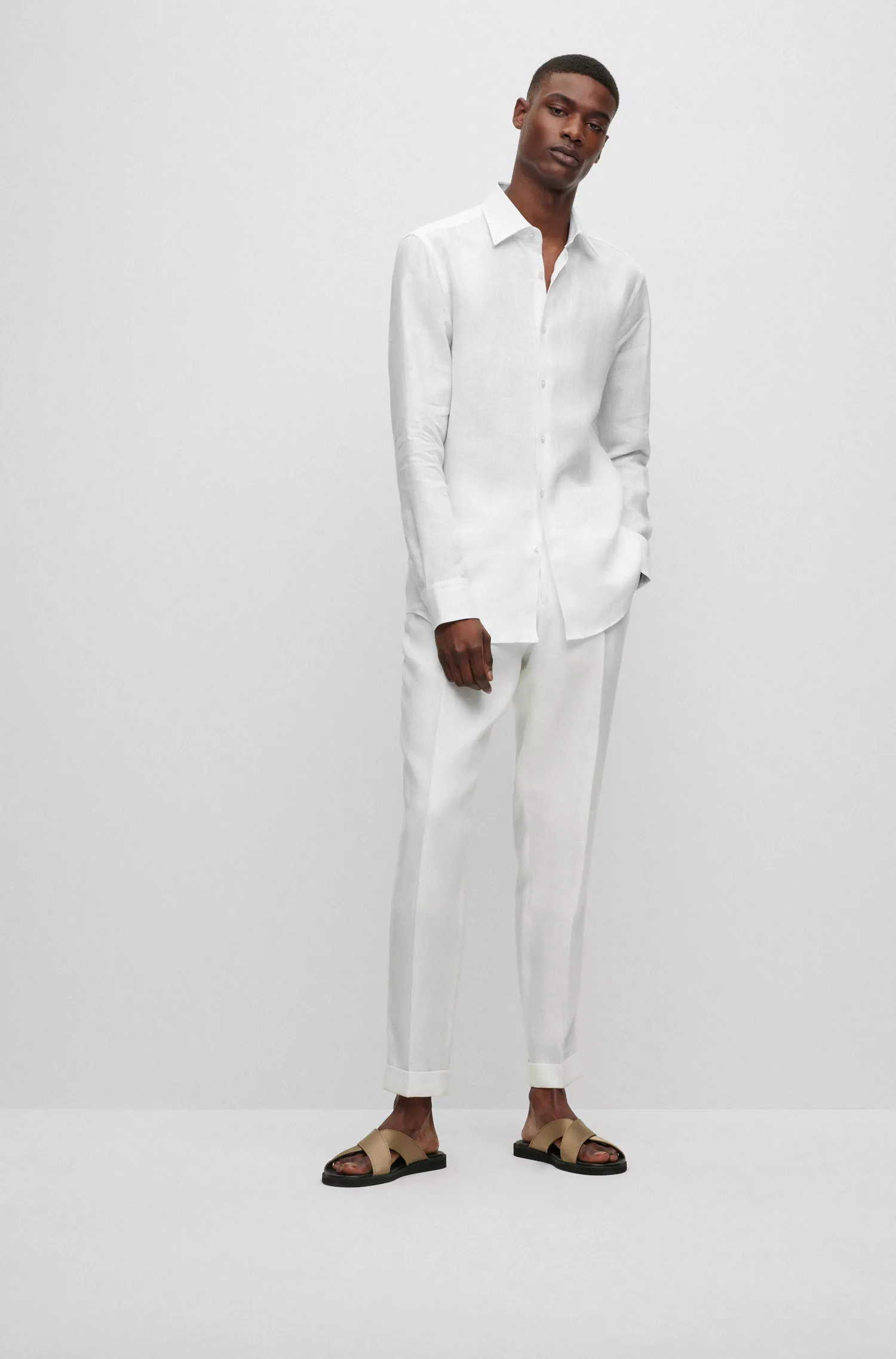 Camisa BOSS preta de corte slim em linho italiano.