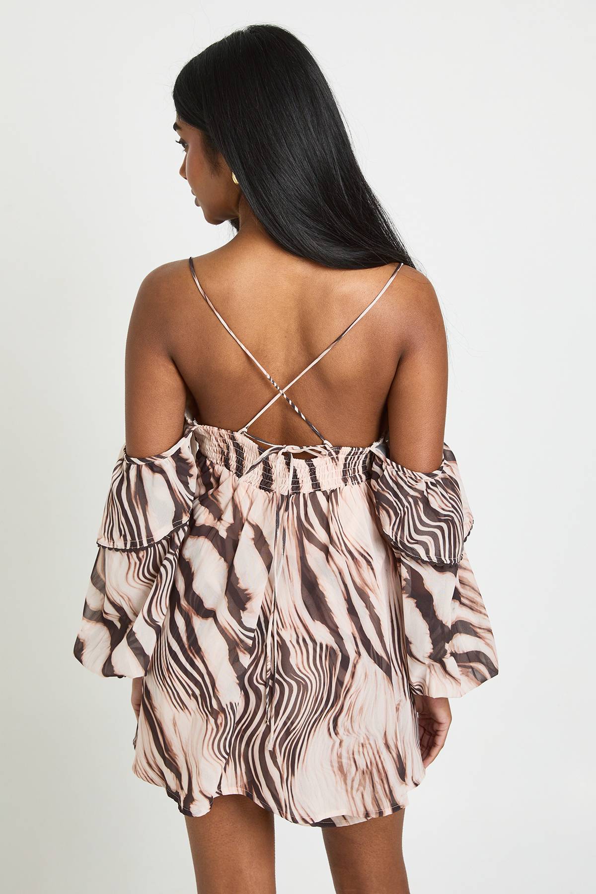 boohoo Combinaison-short En Mousseline À Imprimé Zèbre Avec Épaules Dénudées Et Volants