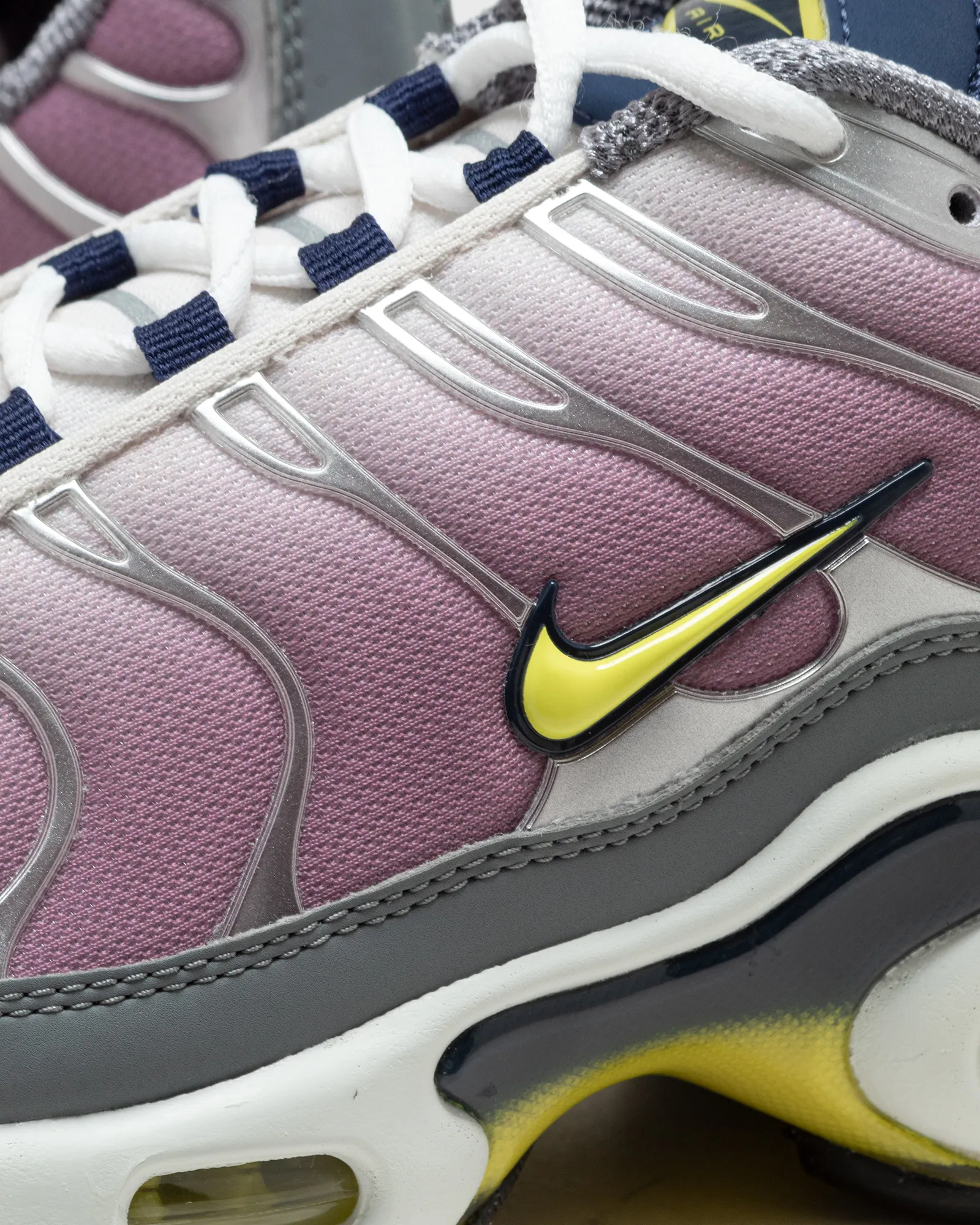 Nike WMNS NIKE AIR MAX PLUS 'VIOLET DUST AND HIGH VOLTAGE'