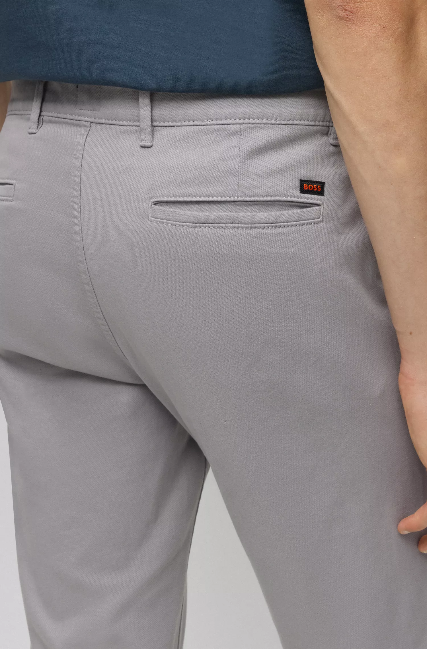 Calça BOSS laranja, corte slim, em sarja de algodão elástico.