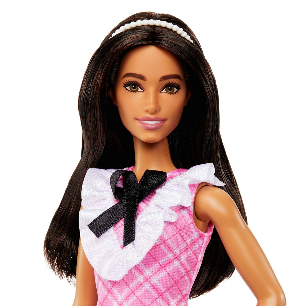 Barbie Fashionistas Puppe 209 mit schwarzem Haar und einem karierten Kleid