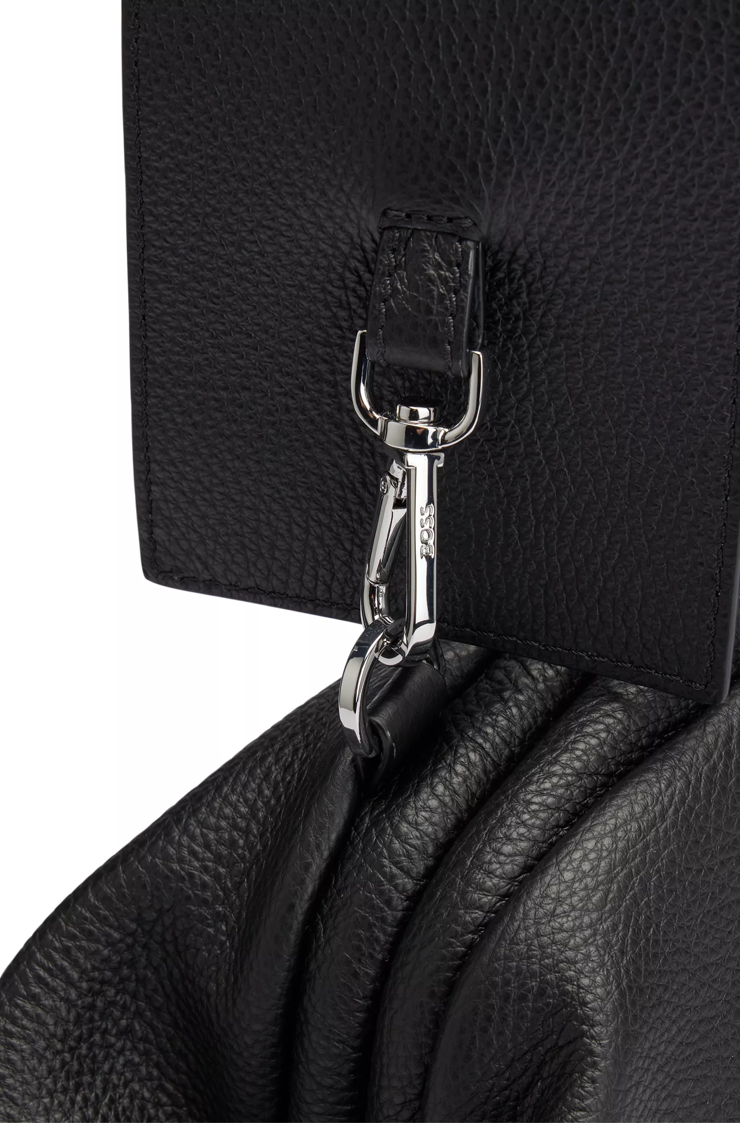 Bolsa clutch BOSS preta em couro granulado com detalhes da marca.
