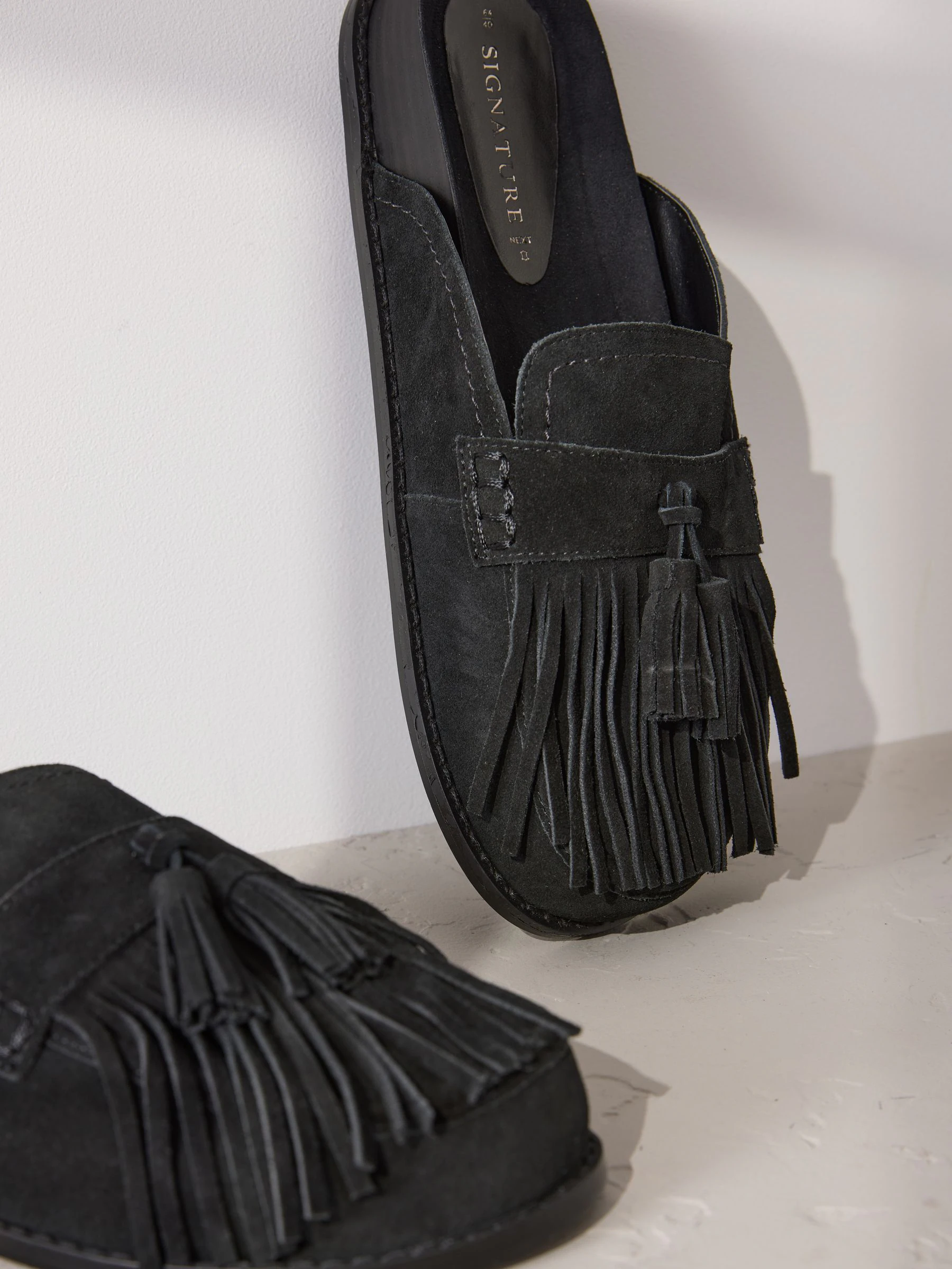 Zwart - Signature Premium Leather Suede Fringe Footbed Mules