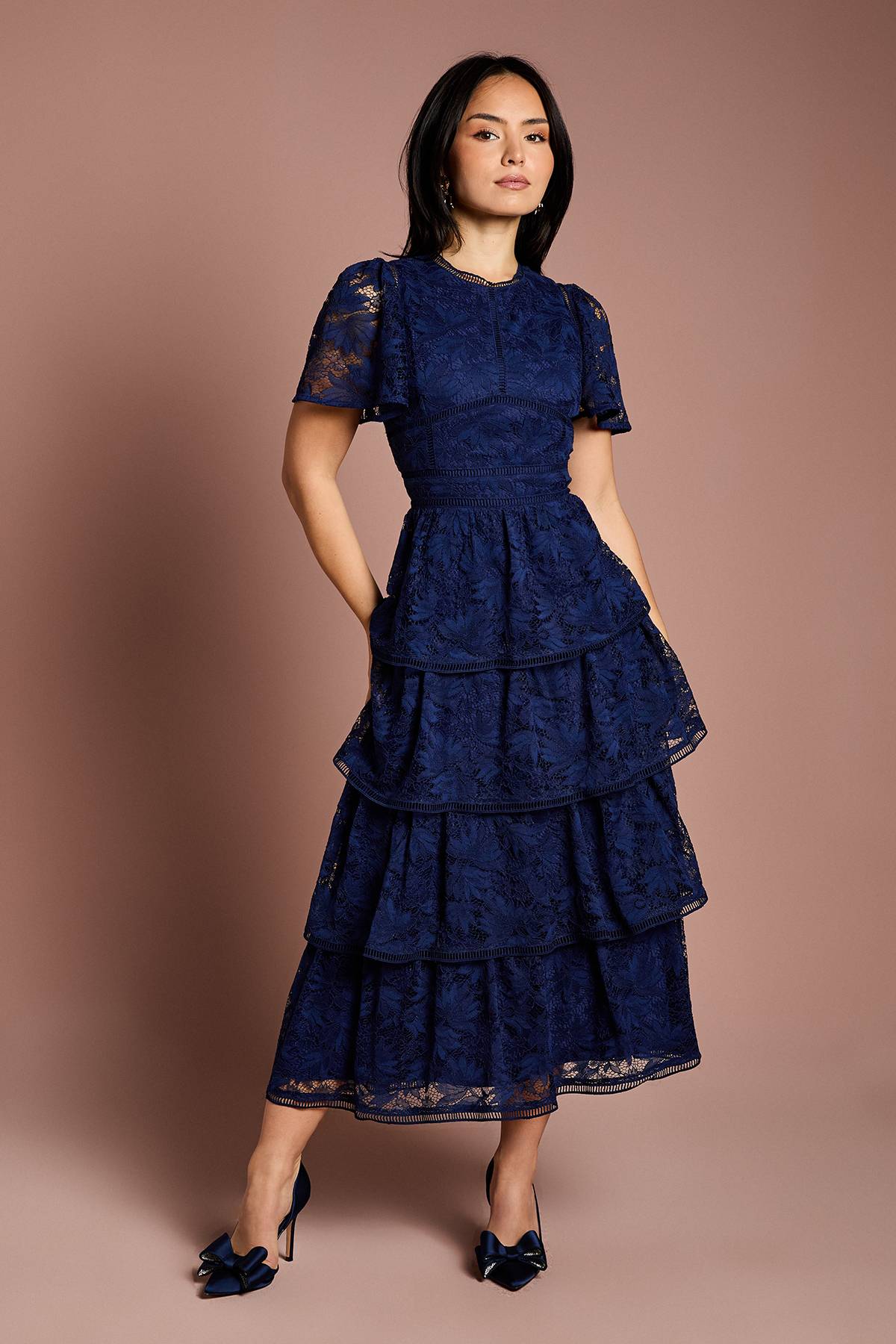 Coast Robe en Dentelle à Volants Petite avec Manches Papillon et Finitions