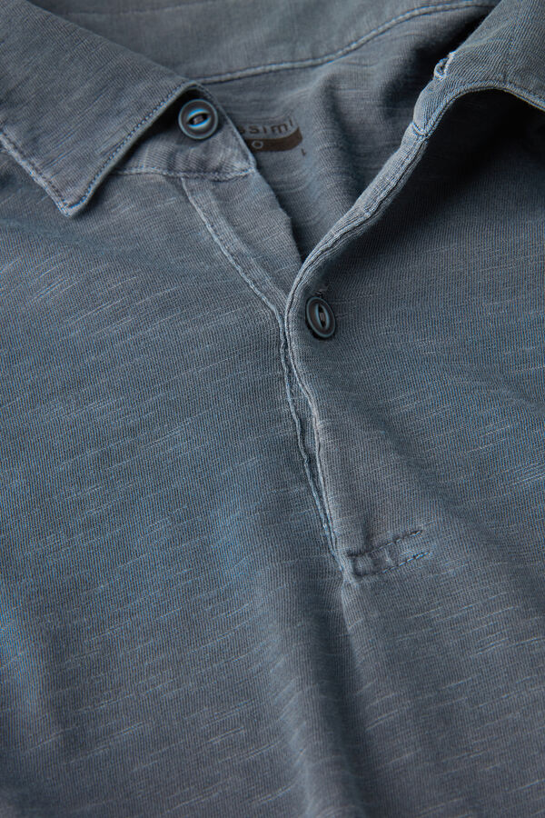 Camisa polo de manga curta em algodão mesclado com lavagem especial.