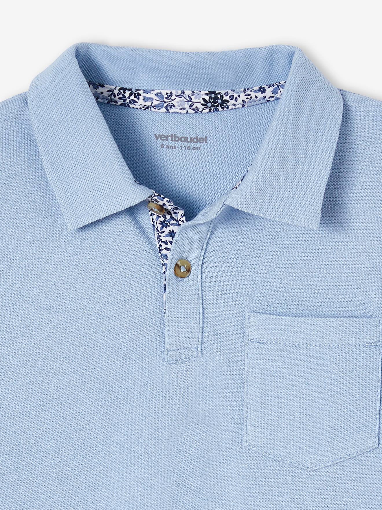 Look do menino: camisa polo de malha piqué e bermuda azul-marinho.