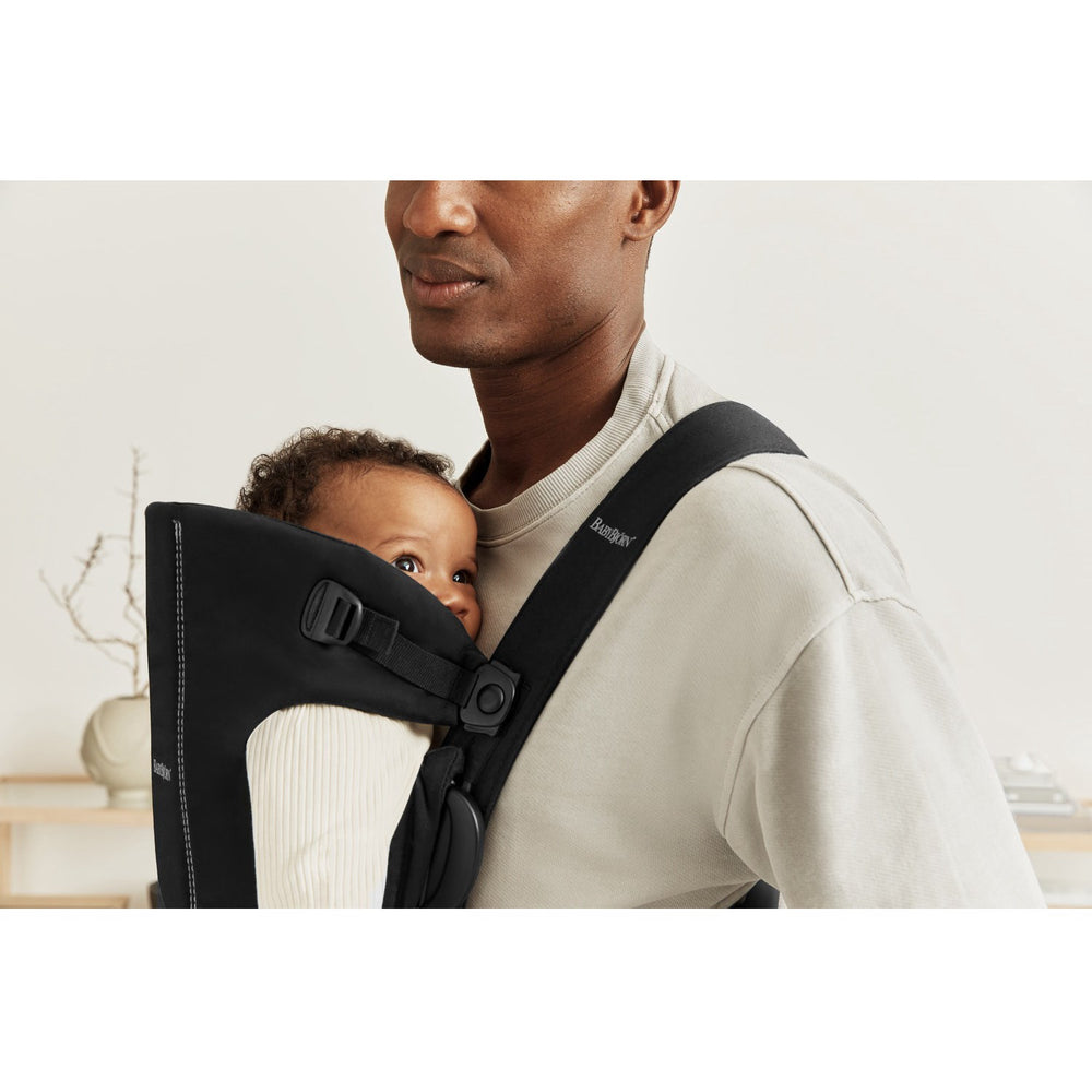 Køb BabyBjörn Black Bæresele Mini | Luksusbaby