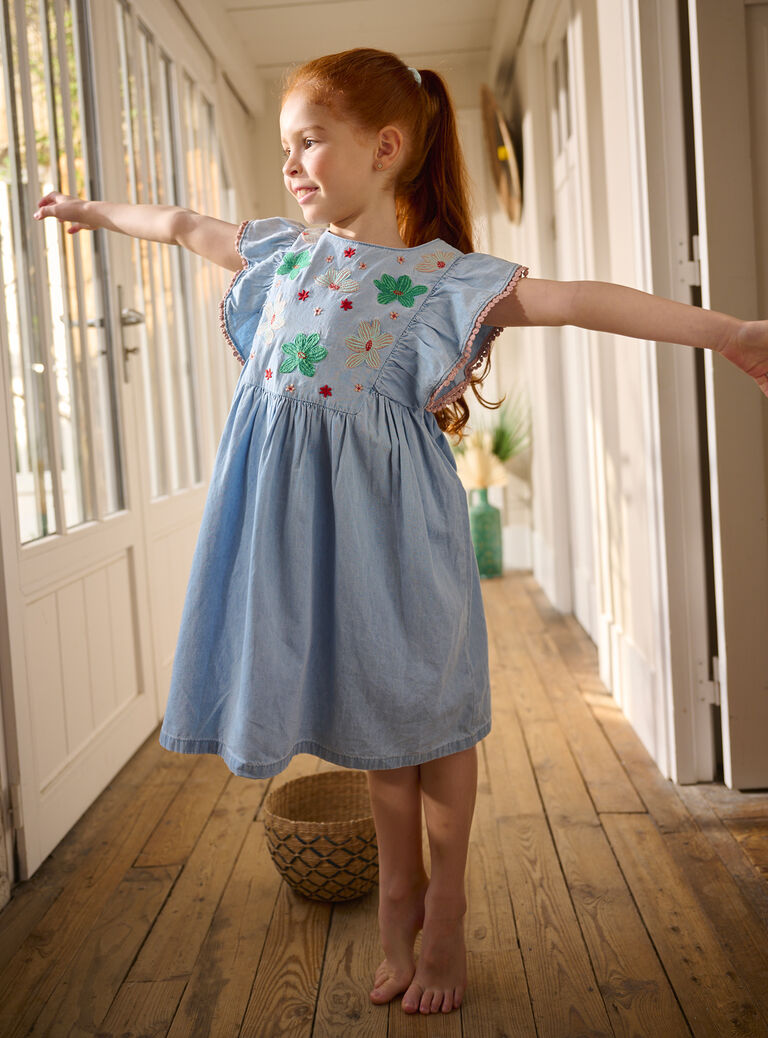 Robe en denim clair avec broderie fleurie pour fille