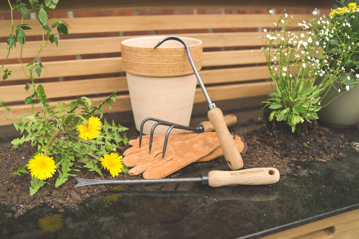 Roma 8-delige tuingereedschapset van teakhout. Gesmeed tuingereedschap met hoogwaardige teakhouten handgrepen.