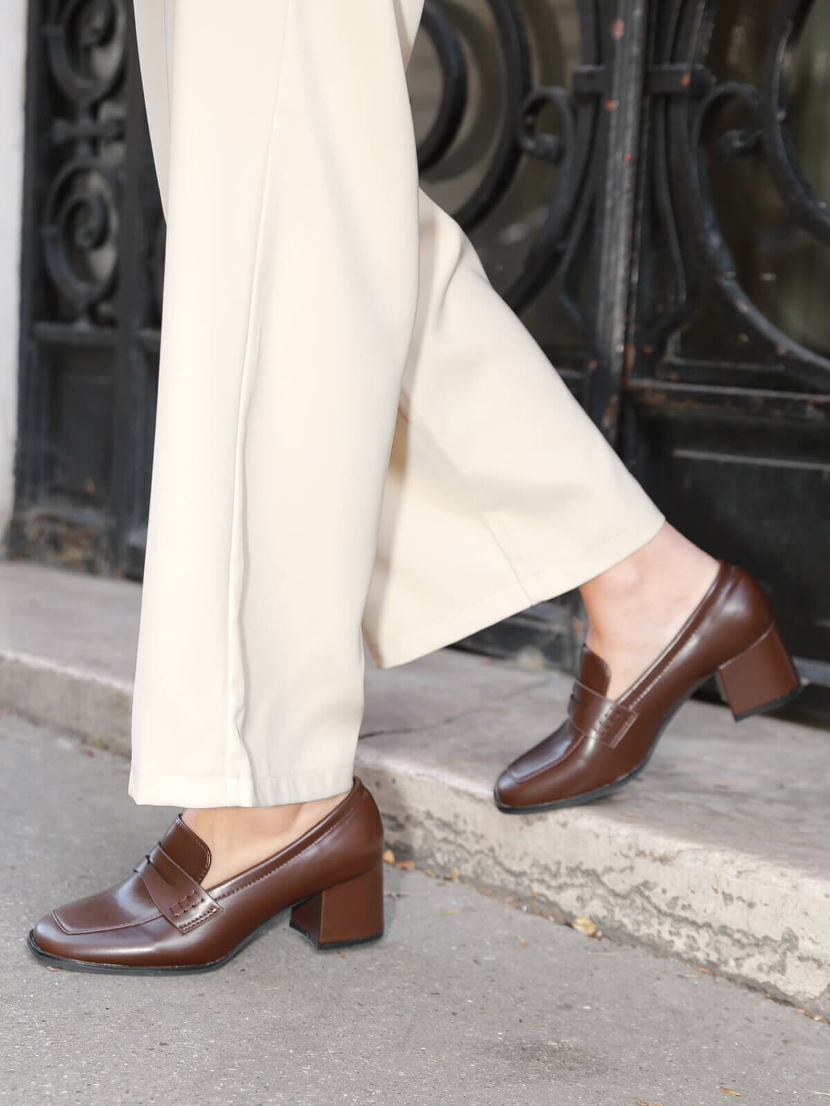 Mocassins à talon et surpiqûres- Marron