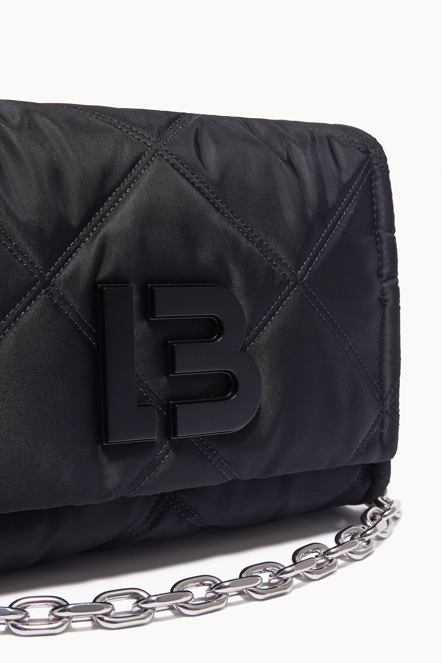 Bolsa de ombro M em nylon com aba, preta.