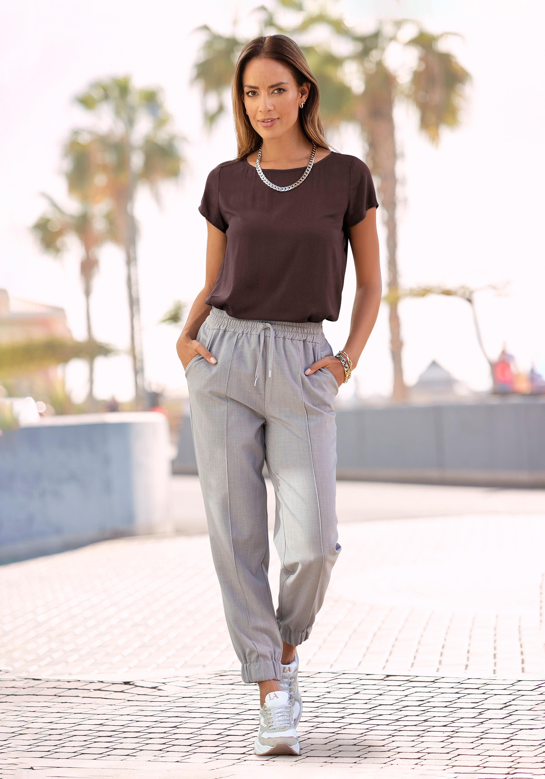 LASCANA Kurzarmshirt , mit Rundhalsausschnitt, Jerseyware, Ärmelaufschlag, Basic
