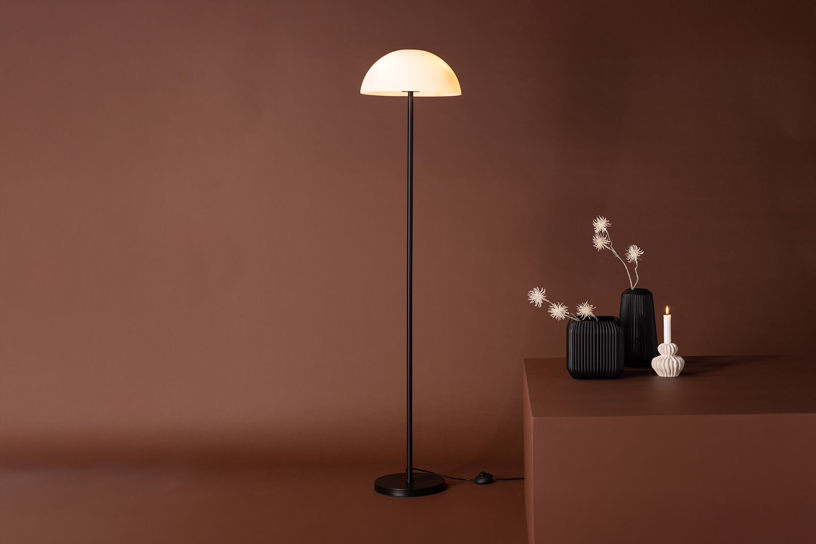 Ferrand gulvlampe Sort med hvit glass skjerm