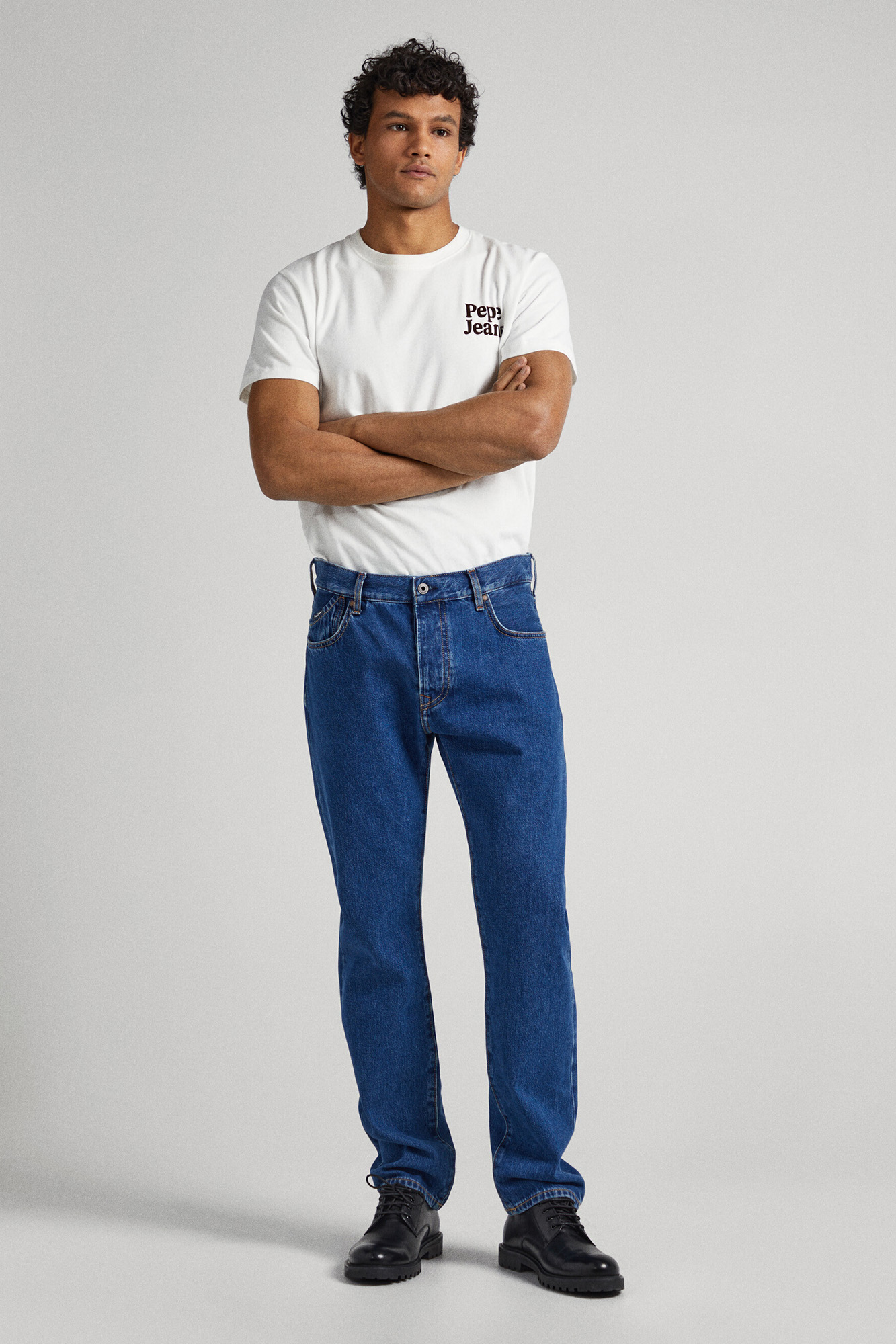 Calça jeans Byron, modelagem relaxada, cintura média.