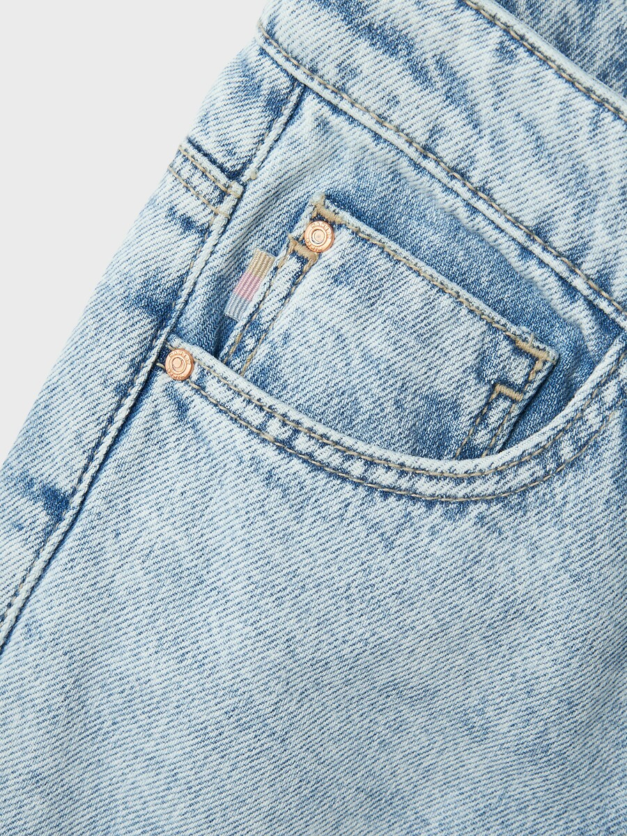 DÊ UM NOME A ELE<br>Calças jeans largas