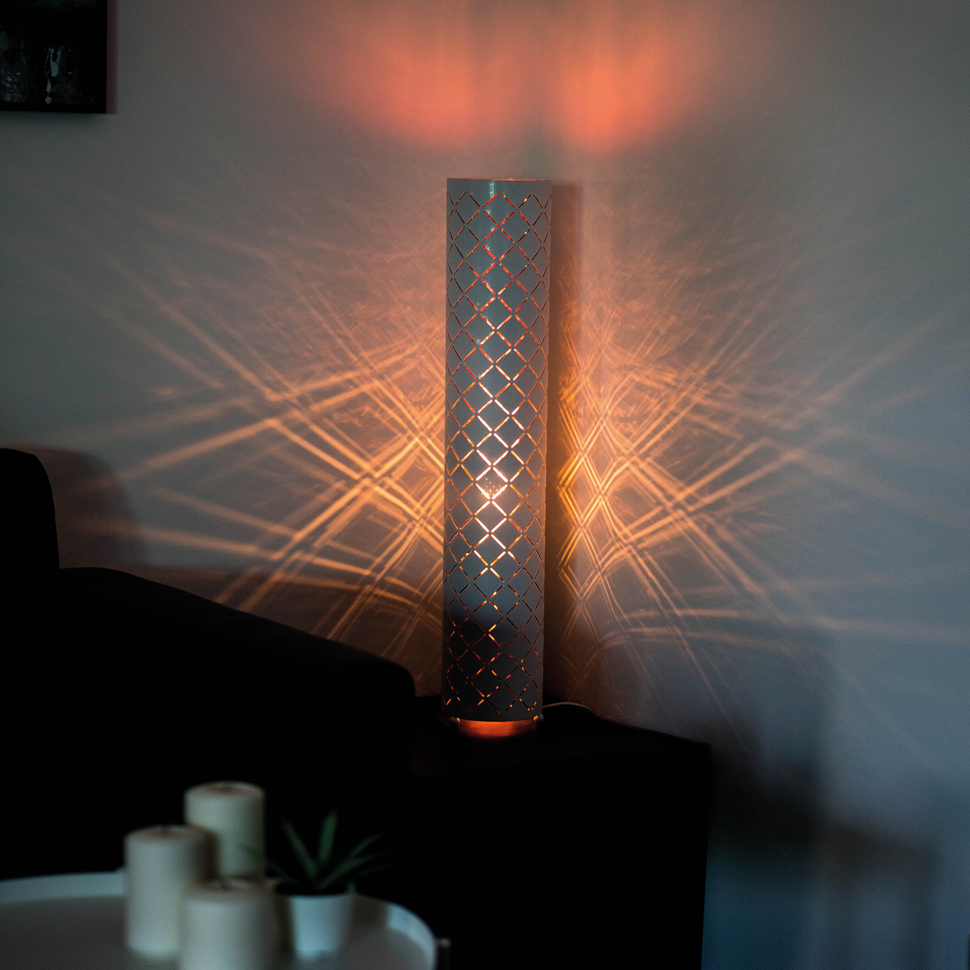 LED-Stehleuchte - weiß-gold - mit Flammeneffekt