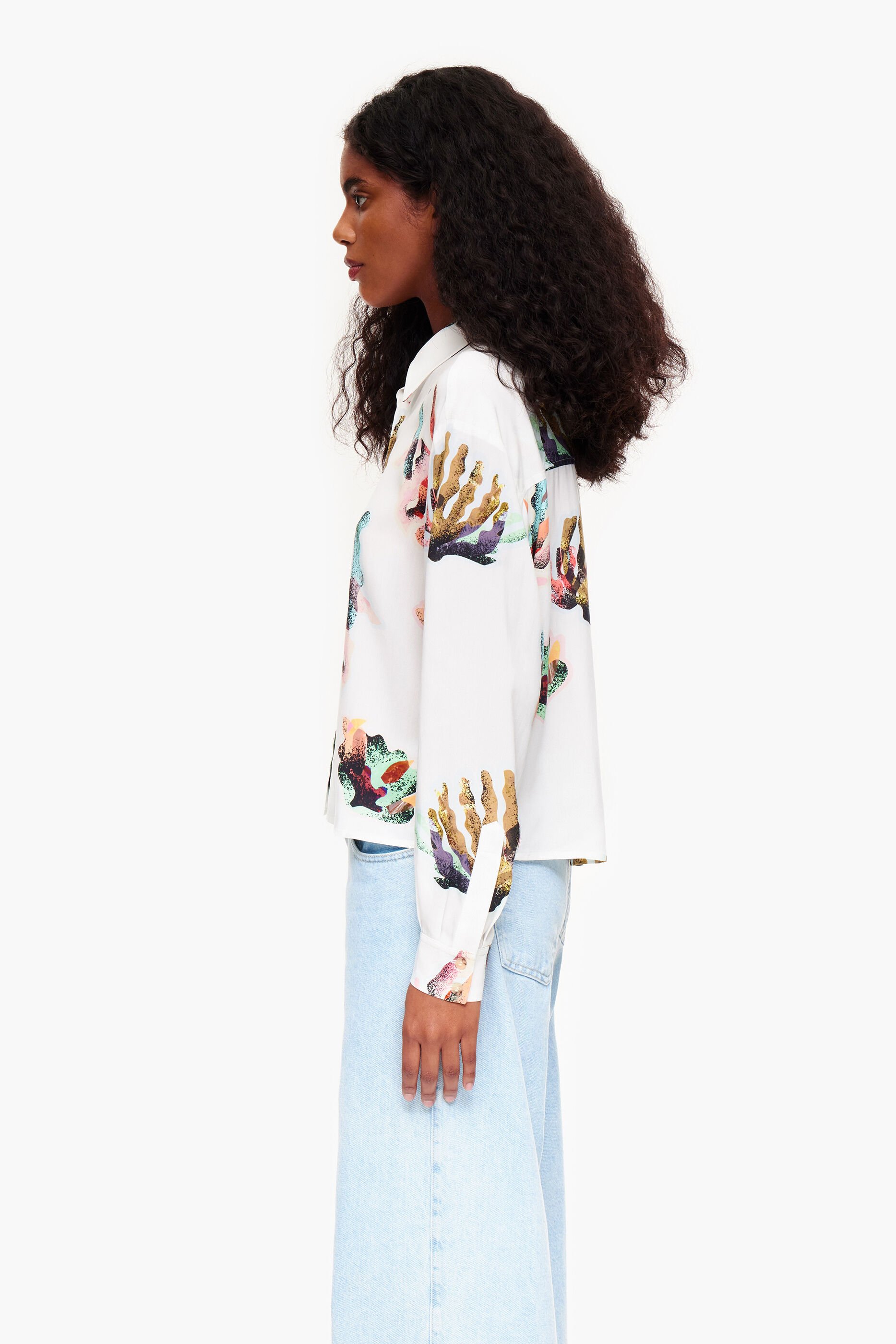 Camisa com estampa coral e marfim