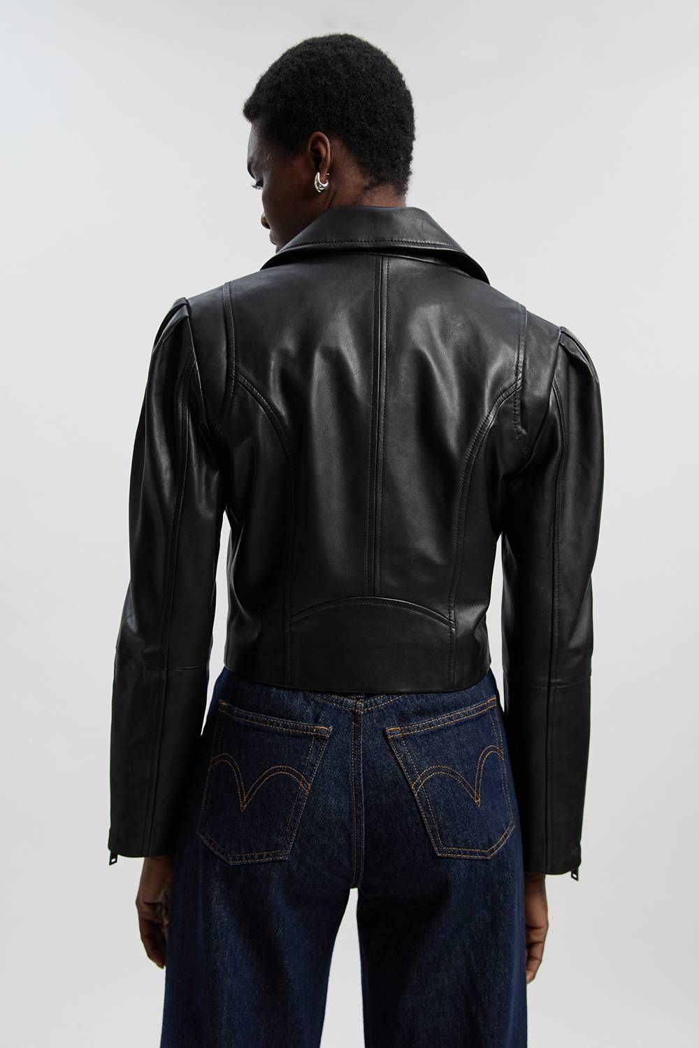 KarenMillen Veste de Motard Courte en Cuir à Épaulettes Structurées