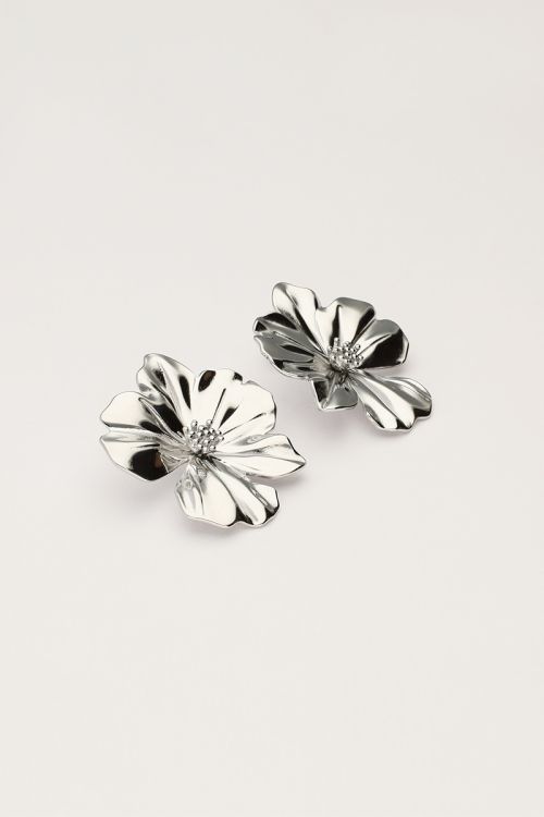 Iconic oorhangers met bloem