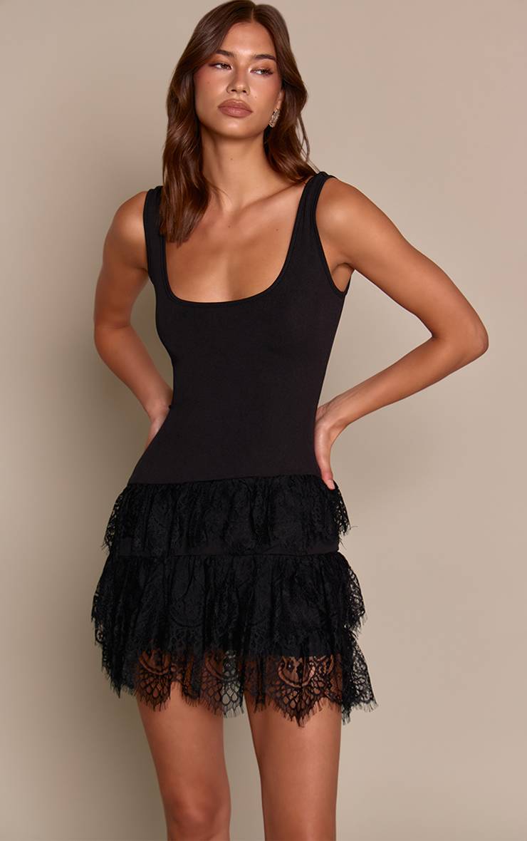 Noir Robe Mini Côtelée À Encolure Dégagée Et Ourlet En Dentelle Contrastante