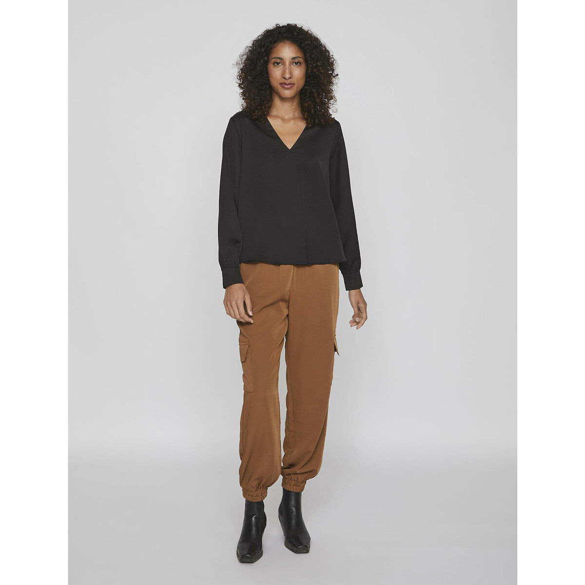 VILA<br>Blusa de cetim, decote em V, mangas compridas