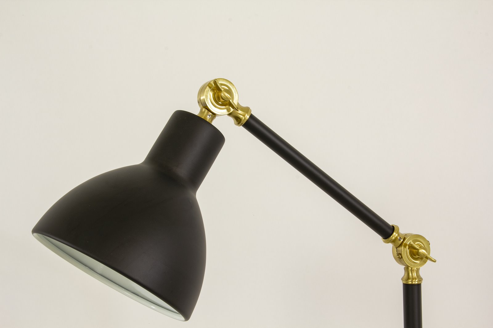 Dublin gulvlampe Svart/matt messing E27
