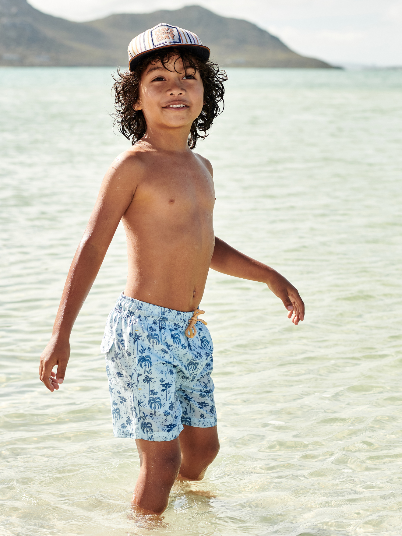 Conjunto de boné listrado para meninos + calção de banho estampado para meninos