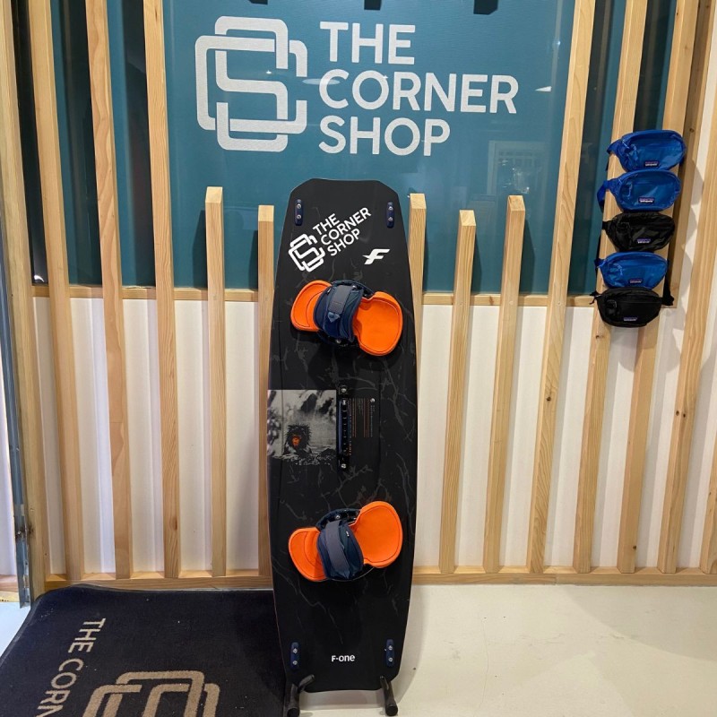 Twin Tip Complet Occasion F-ONE Trax HRD Carbon 137x42cm - The Corner Shop