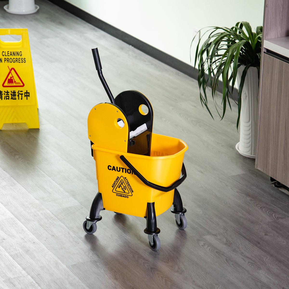 HOMCOM Schoonmaakwagen, Emmer op Wielen, Schoonmaakemmer, Dweilwagen met Wringapparaat, 26 Liter, Geel, 44 x 36 x 90 cm