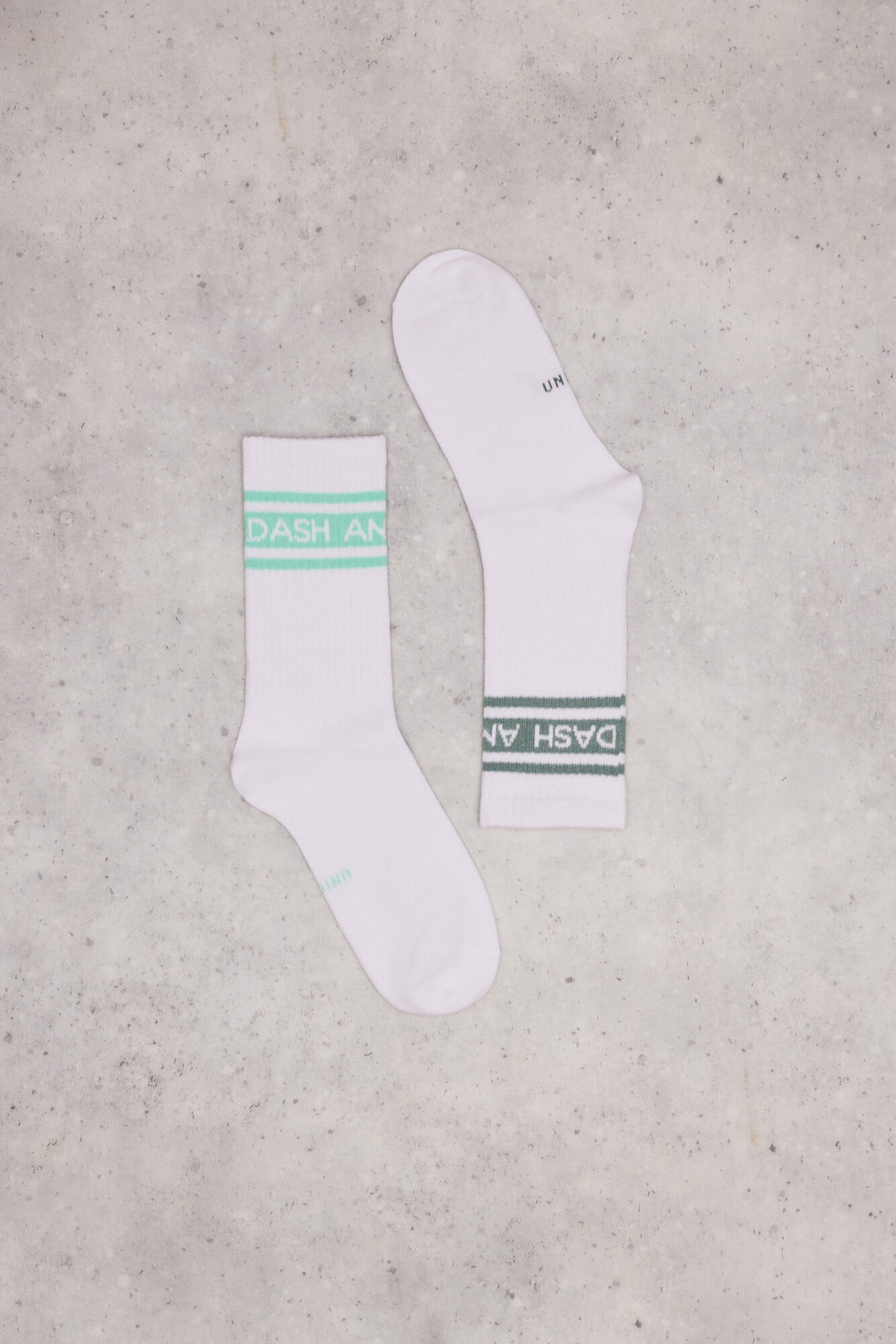 Pacote com 3 pares de meias com logotipo contrastante.