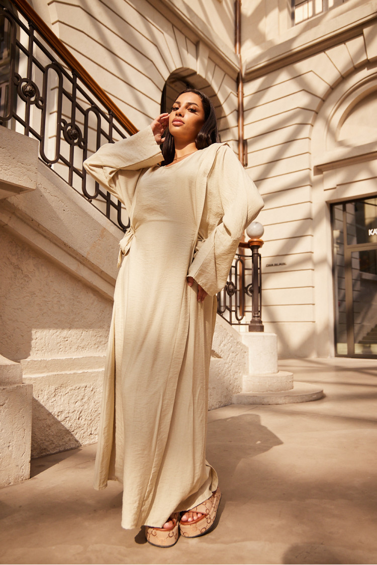 Robe beige à empiècement noué sur les côtés