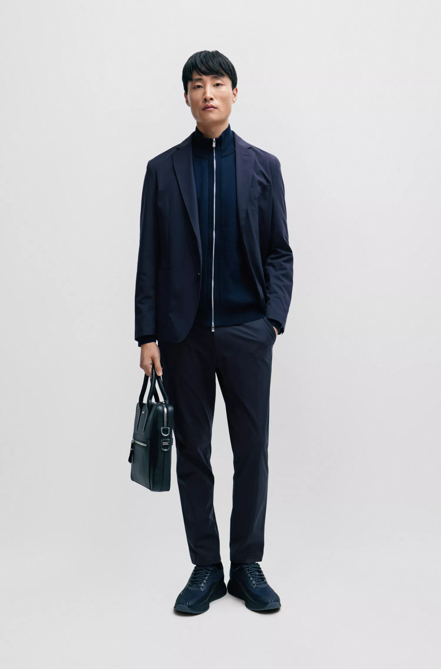 Calça BOSS preta de corte slim em malha elástica de alta performance.