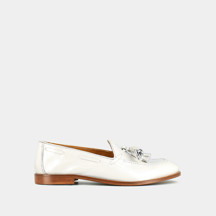 Mocassins à bouts ronds et pompons  en vernis plissé écru