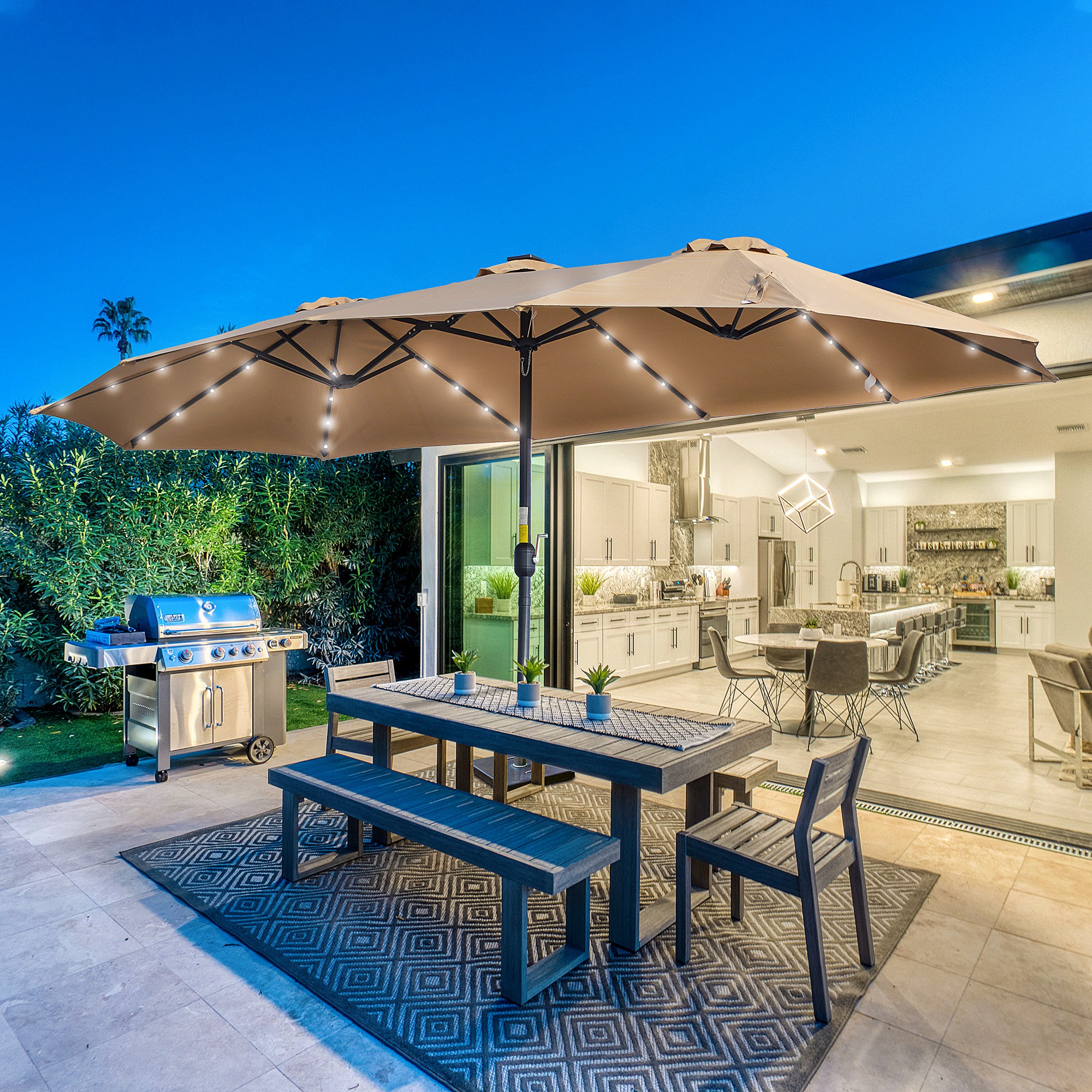 Guarda-sol duplo de jardim Outsunny com 48 luzes solares LED, 450x265x240 cm, com manivela, proteção solar para terraço, varanda e piscina, cor cáqui.