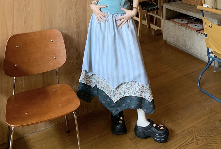 Trendycas - Ronde hals, tweekleurige crop top / V-hals, effen geperforeerde kabeltrui / Hoge taille, gestreept patroon, gelaagde midi-lijn rok