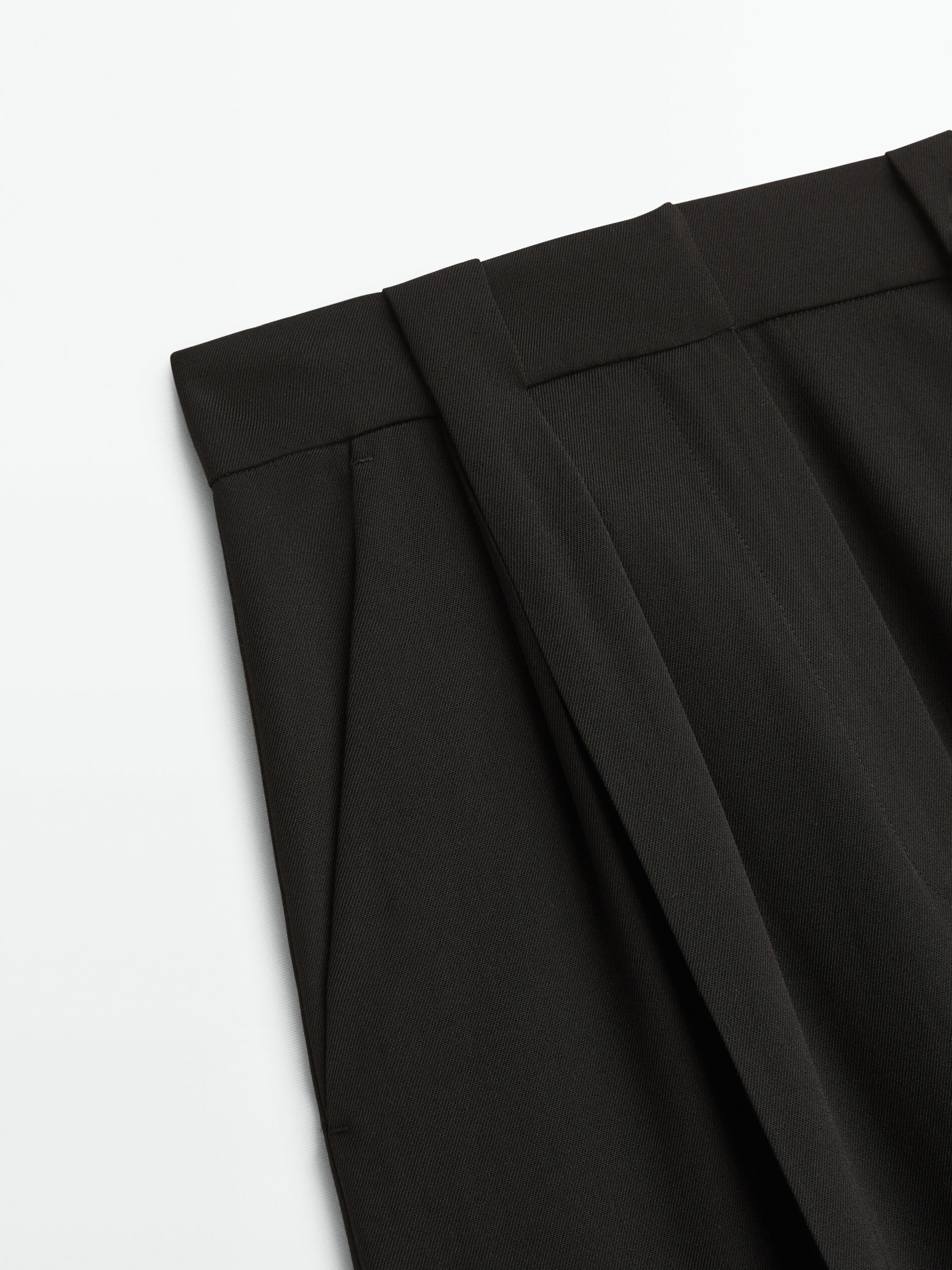 Calça preta de corte reto com pregas - PRETA