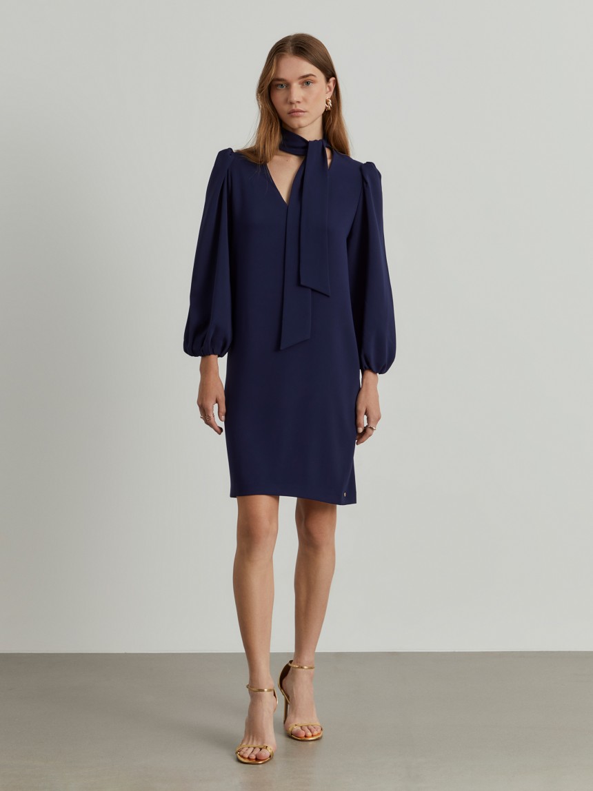 Vestido curto com laçada e mangas abalonadas
