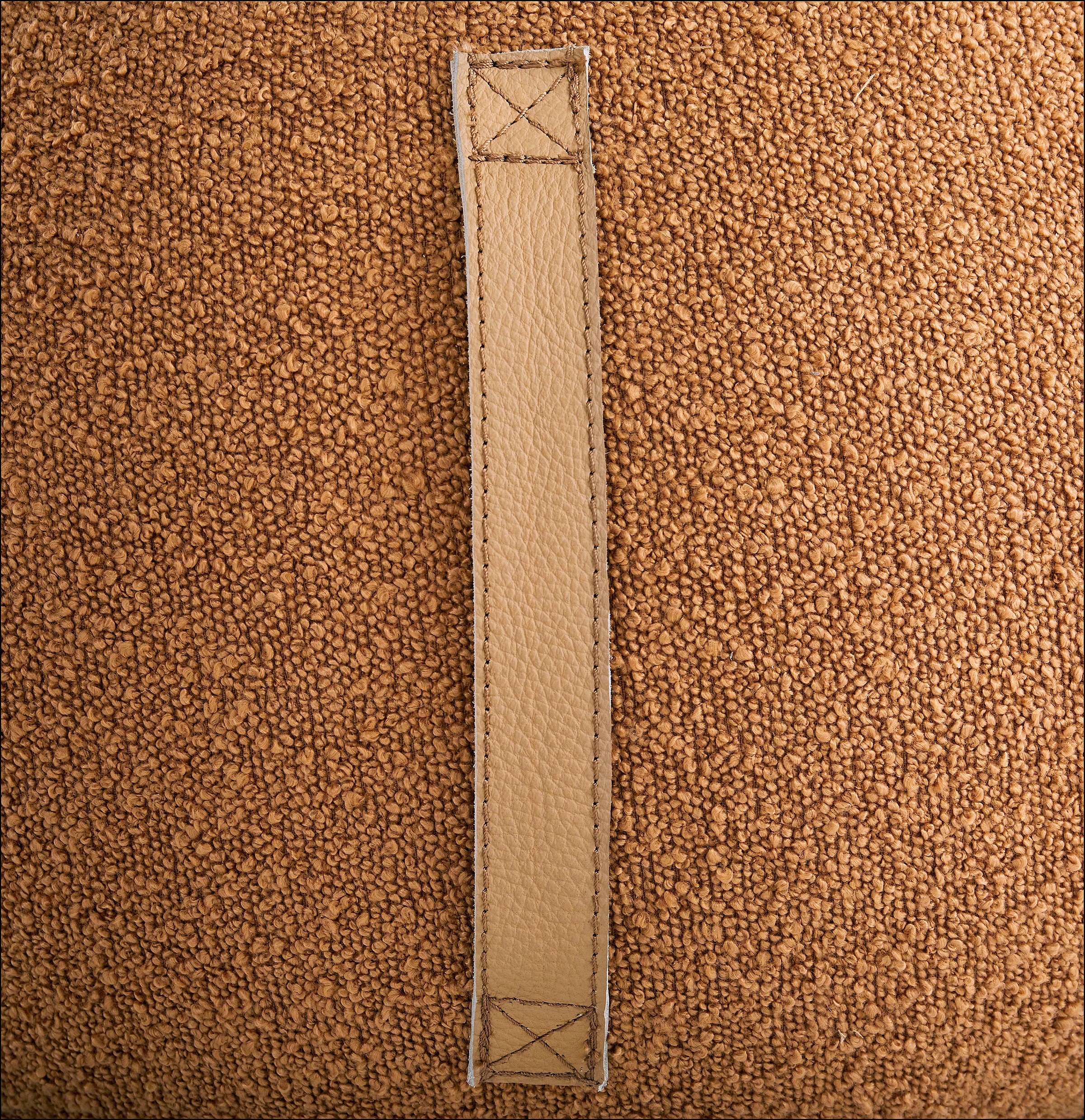 s.Oliver Hocker »Finnian, moderner Designhocker mit Lederriemen, softes Design« hochwertig, zum Wohlfühlen in Luxus-Microfaser/Struktur oder in Bouclé