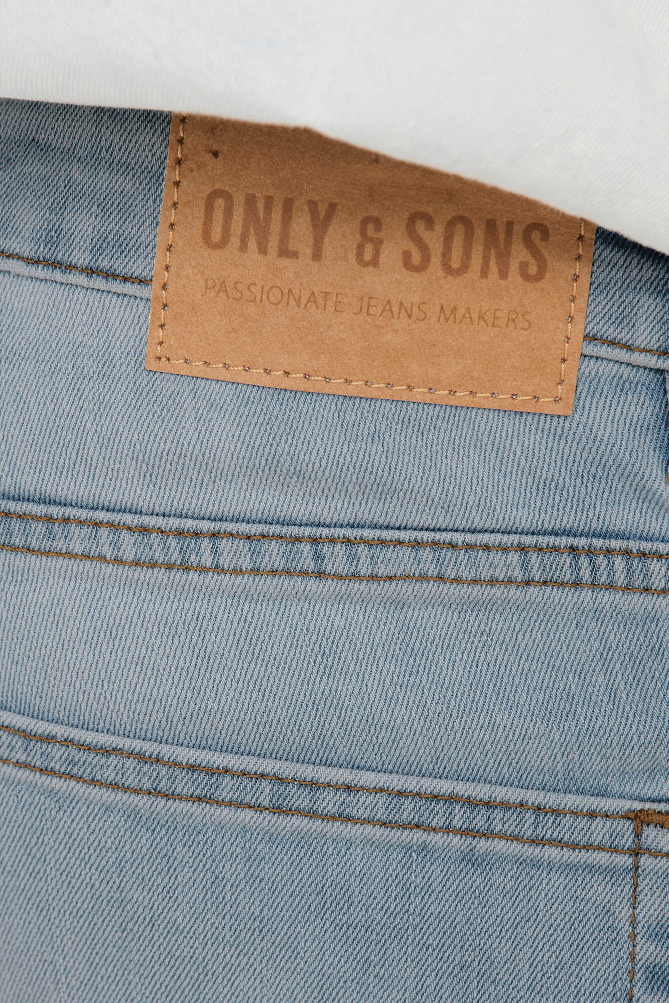 calça jeans de corte justo