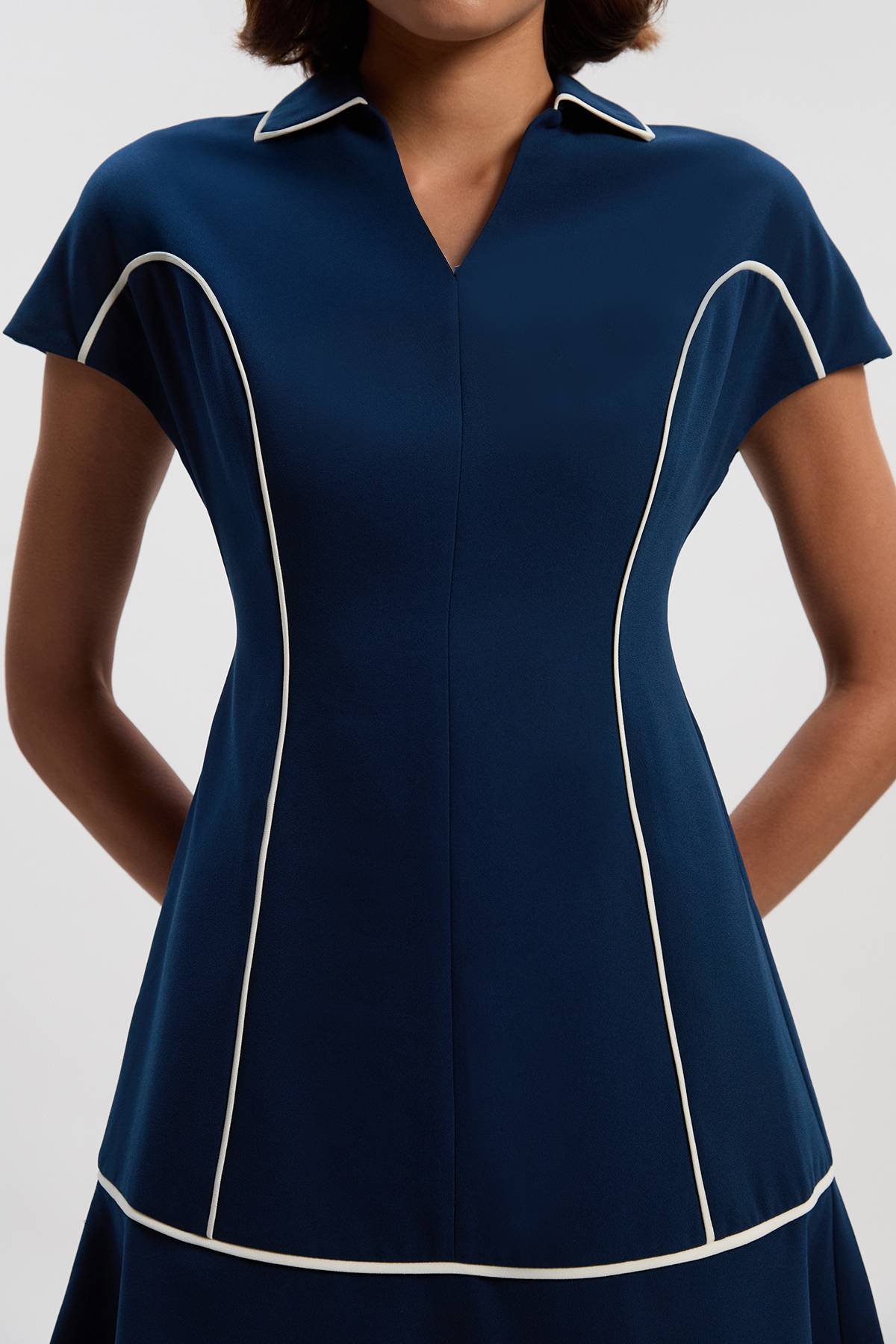 KarenMillen Robe Chemise Mini Ajustée en Crêpe avec Liserés pour Femmes Grandes Tailles