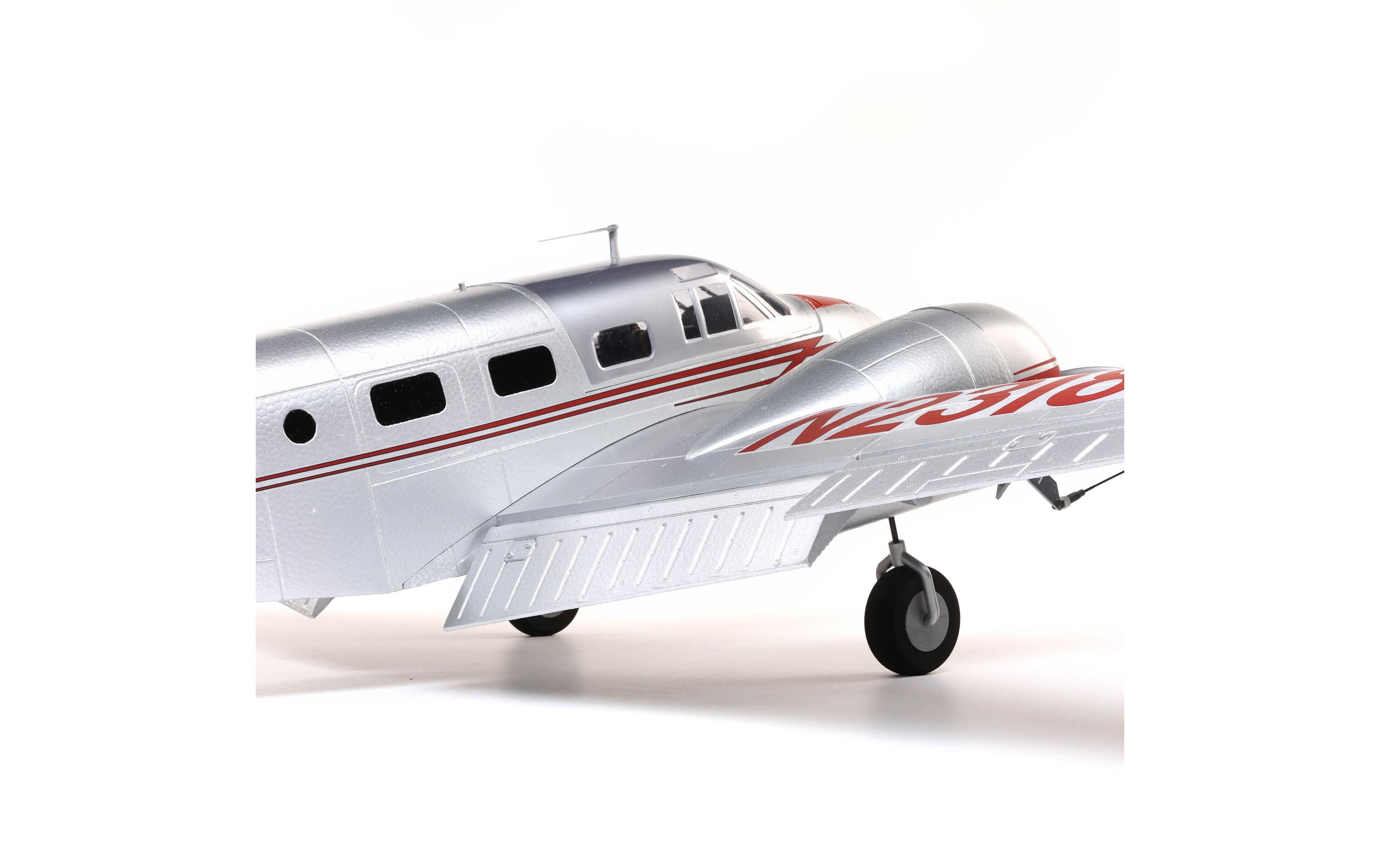 Motorflugzeug Beechcraft D18 1504 mm BNF Basic<br>2-Motoriger Scale Tiefdecker mit Spektrum Technik