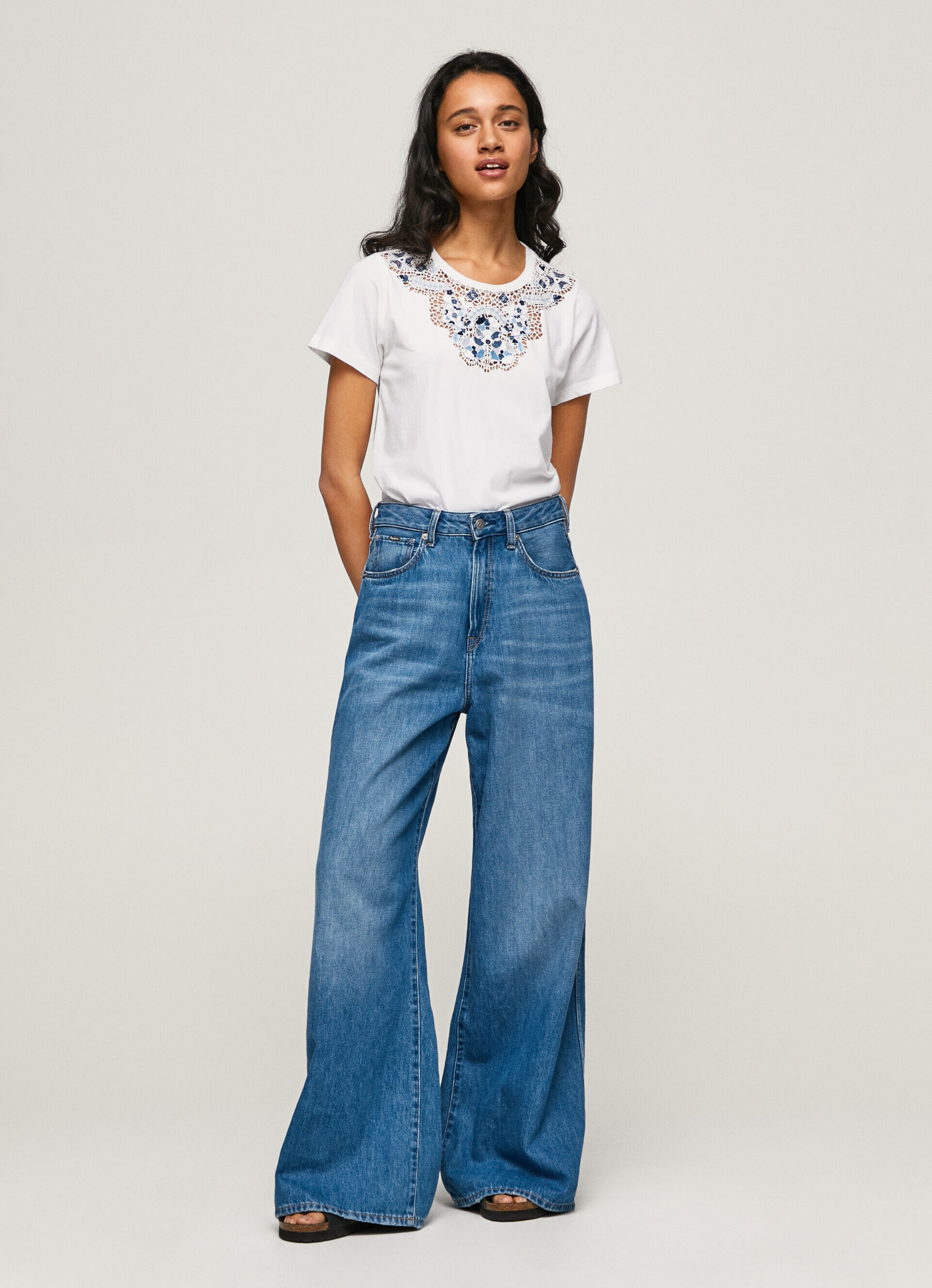 CAMISETA COM GOLA DE RENDA - branca
