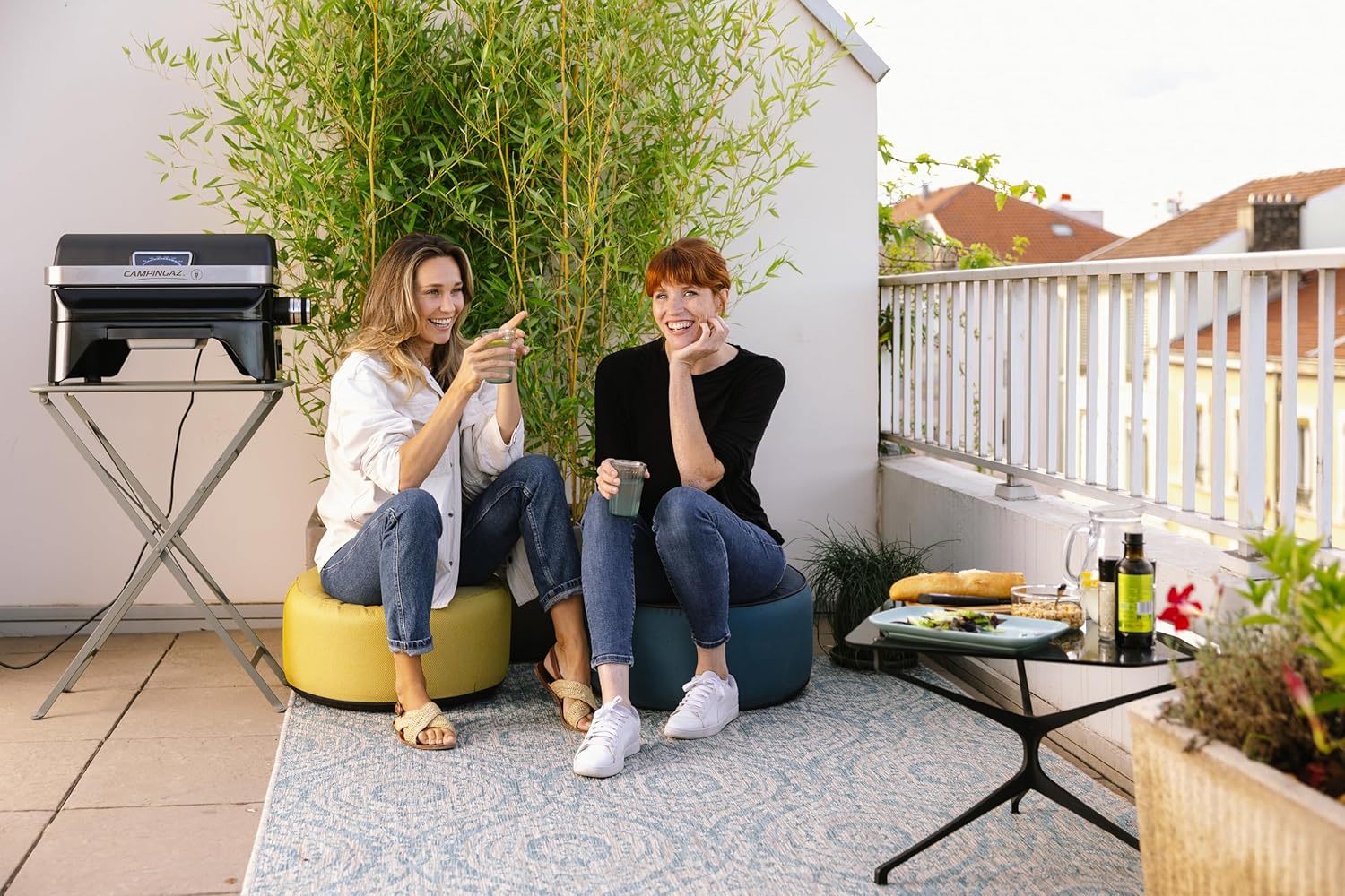 Campingaz Attitude2go Barbecue de table électrique | Barbecue électrique d'intérieur & d'extérieur, portable | 2200 W | Grille de cuisson en fonte | 4 personnes | Pour balcon & camping
