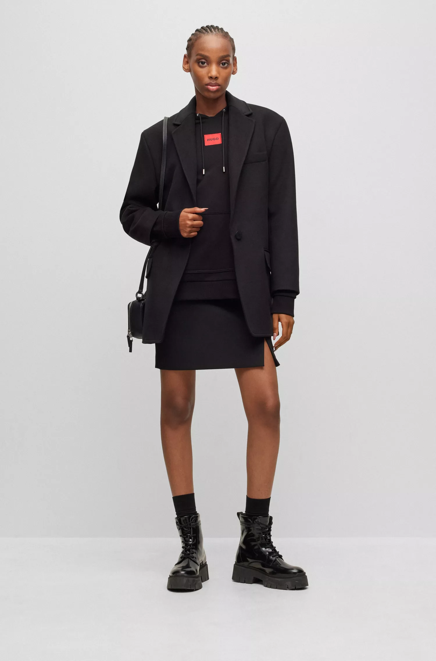 Jaqueta HUGO vermelha, modelagem oversized, com um botão e forro exclusivo.