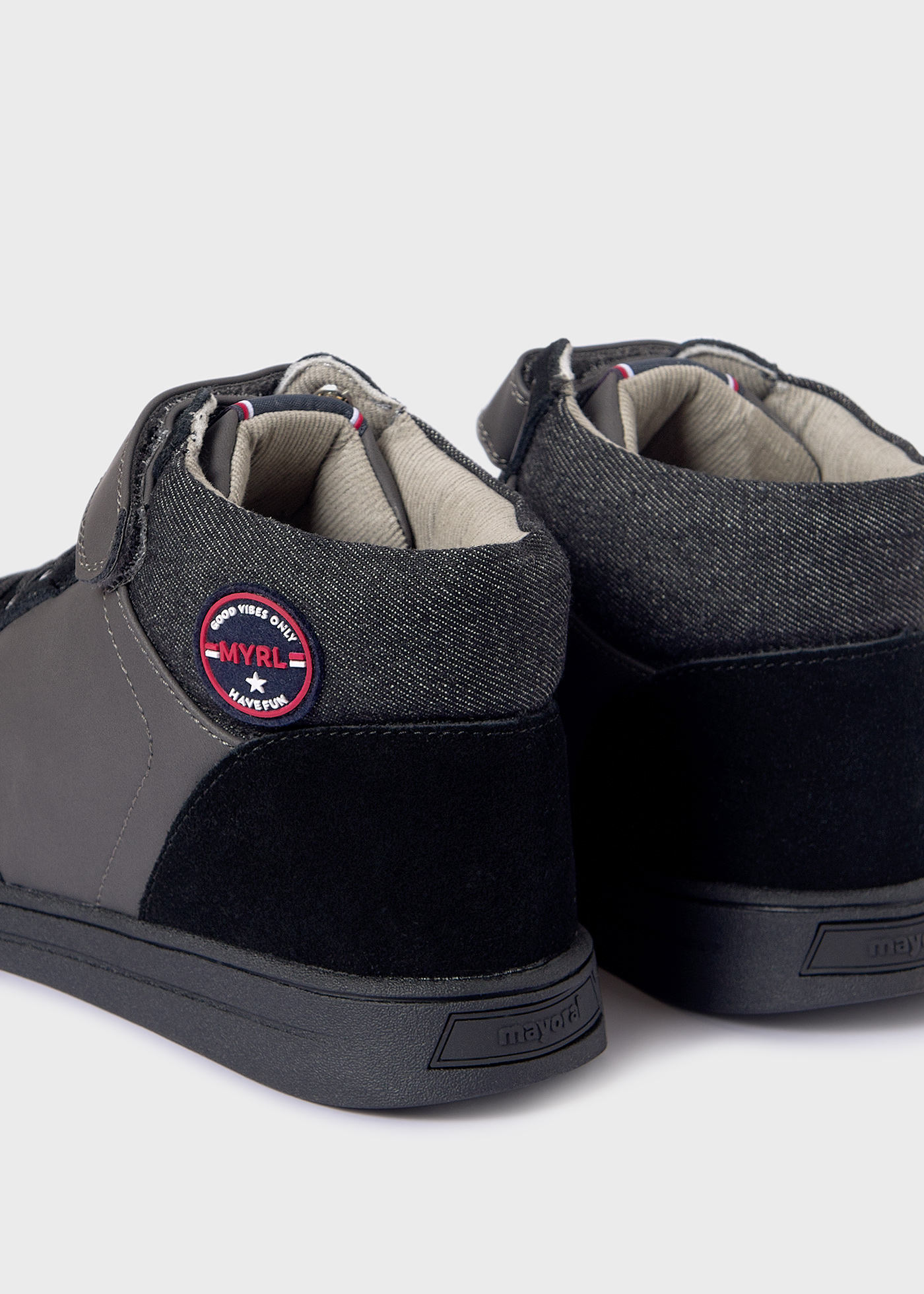 Bota esportiva de couro sustentável para meninos